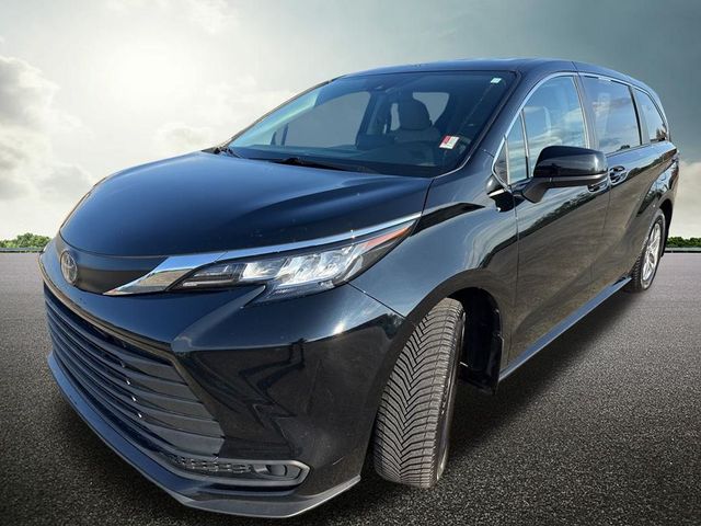 2022 Toyota Sienna LE