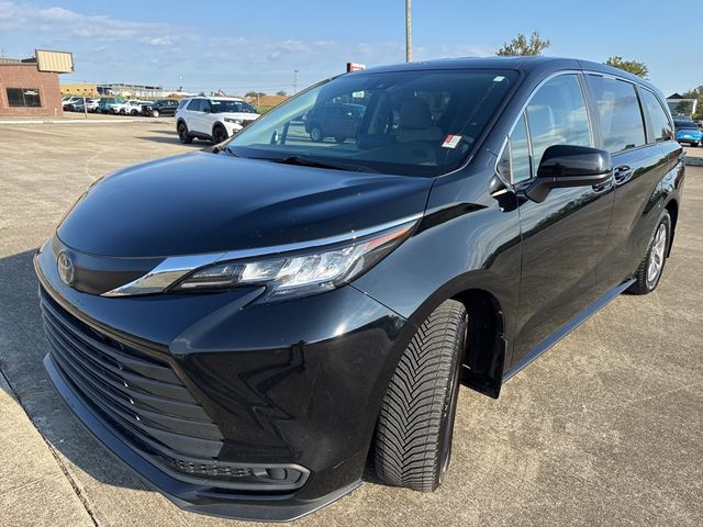 2022 Toyota Sienna LE