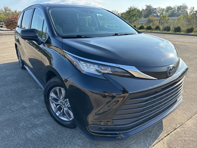 2022 Toyota Sienna LE