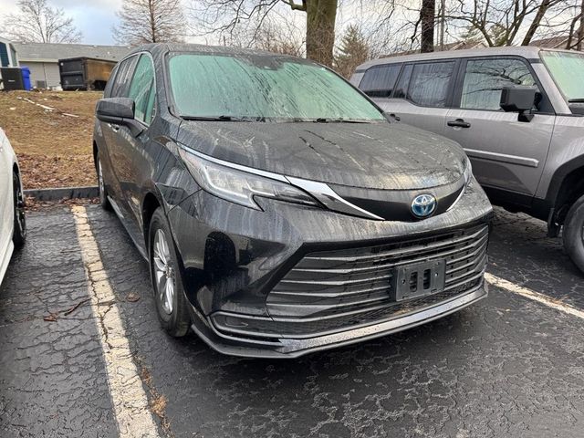 2022 Toyota Sienna LE