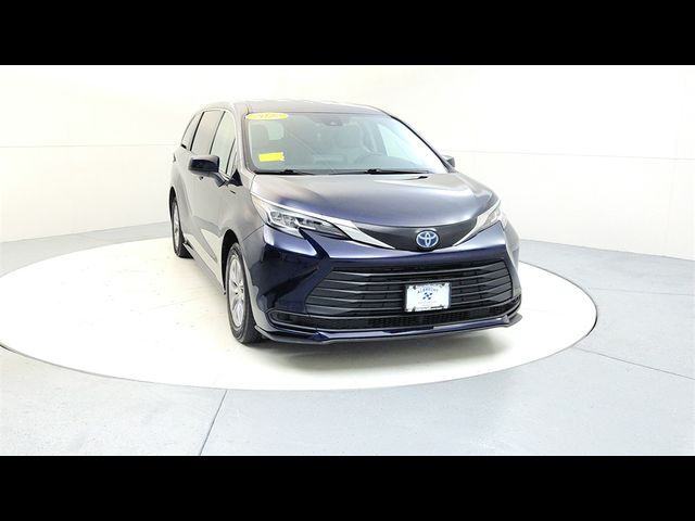 2022 Toyota Sienna LE