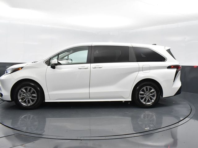 2022 Toyota Sienna LE