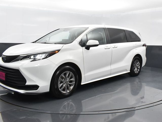 2022 Toyota Sienna LE