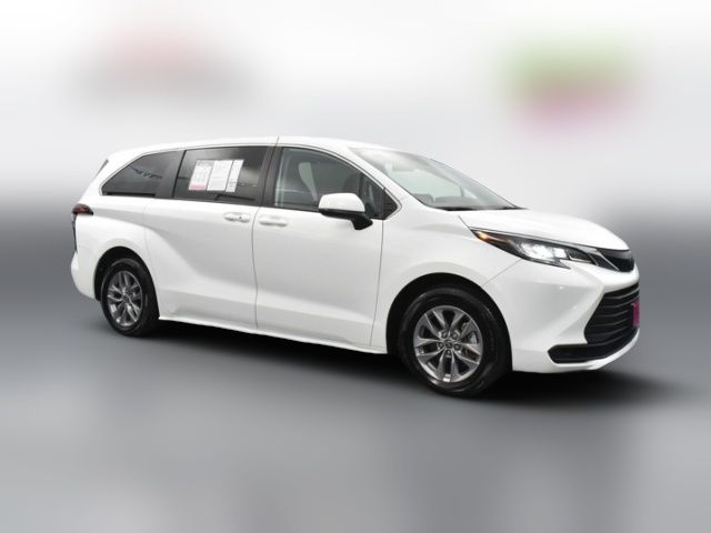 2022 Toyota Sienna LE