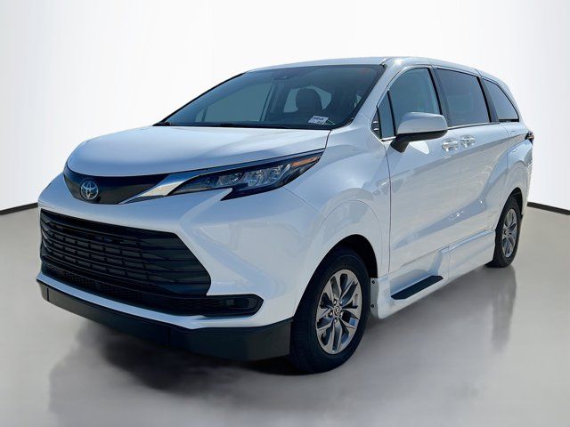 2022 Toyota Sienna LE