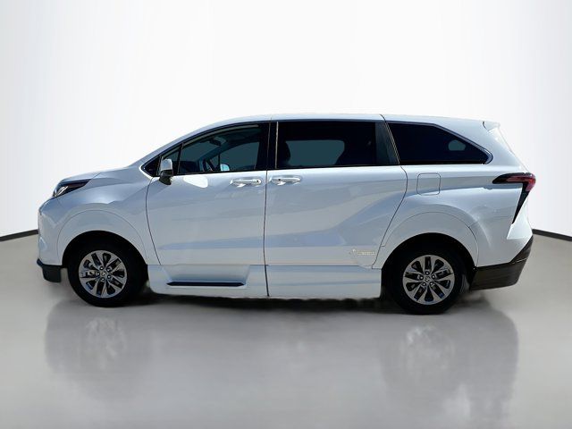 2022 Toyota Sienna LE