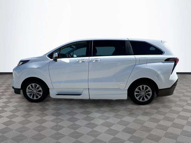 2022 Toyota Sienna LE