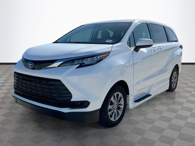 2022 Toyota Sienna LE