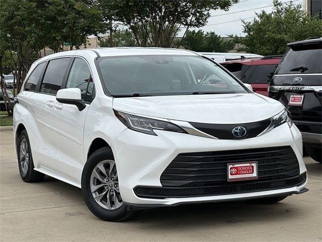 2022 Toyota Sienna LE