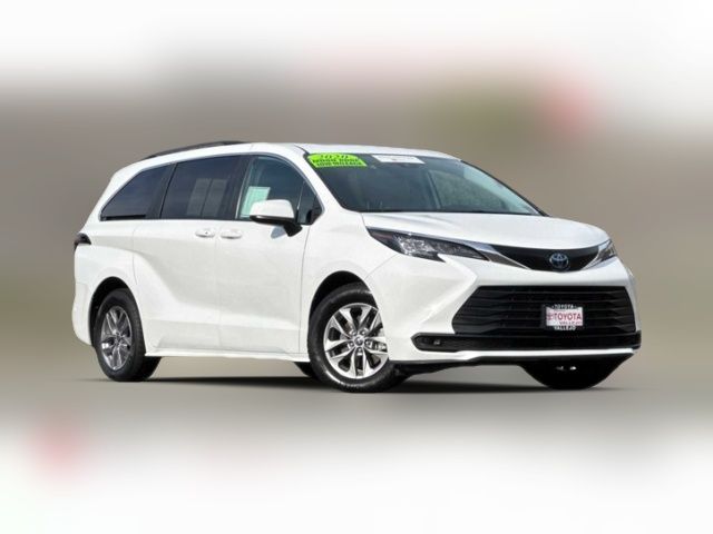 2022 Toyota Sienna LE