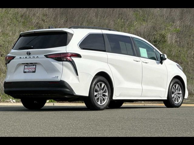 2022 Toyota Sienna LE