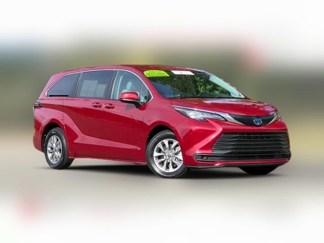 2022 Toyota Sienna LE