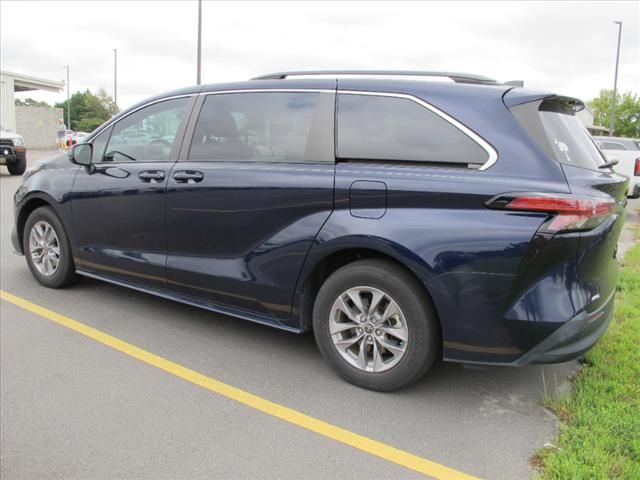 2022 Toyota Sienna LE