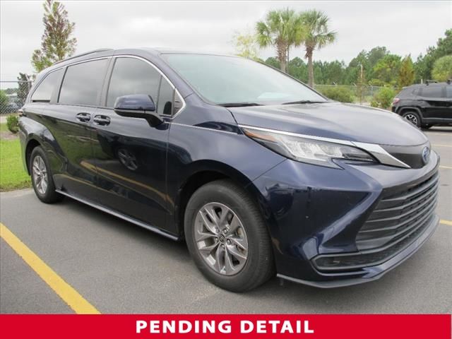 2022 Toyota Sienna LE