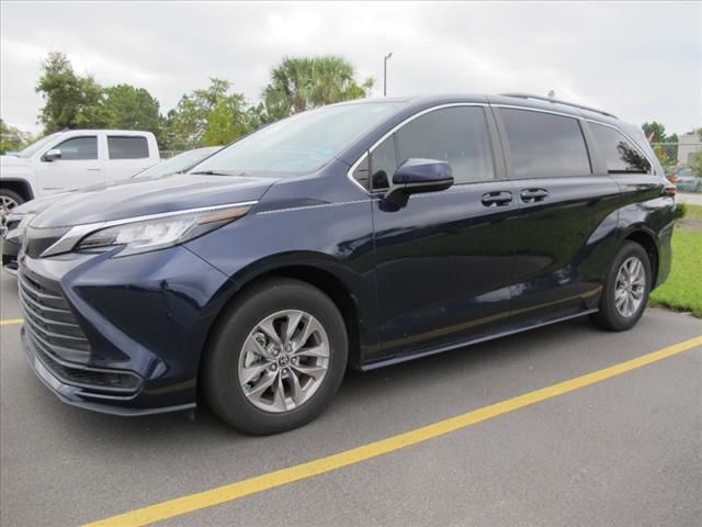 2022 Toyota Sienna LE