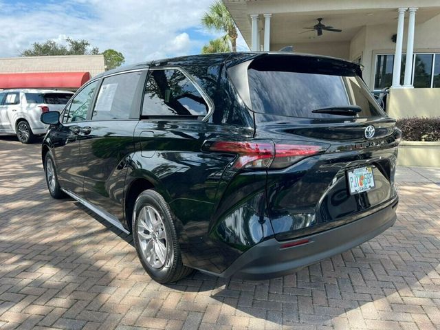 2022 Toyota Sienna LE