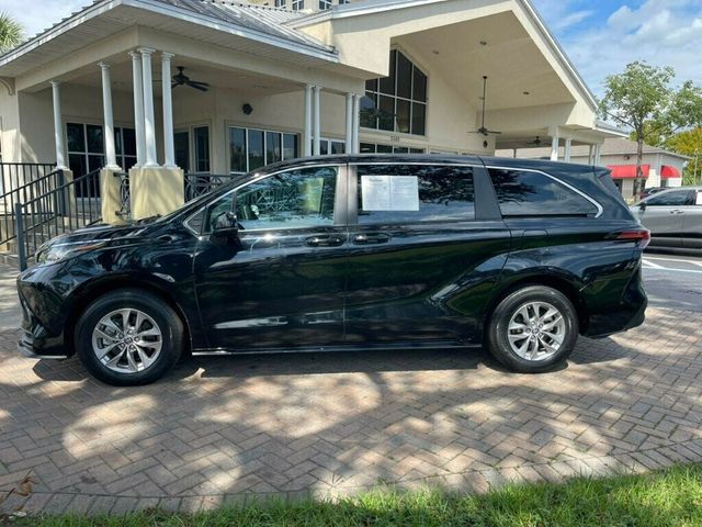 2022 Toyota Sienna LE