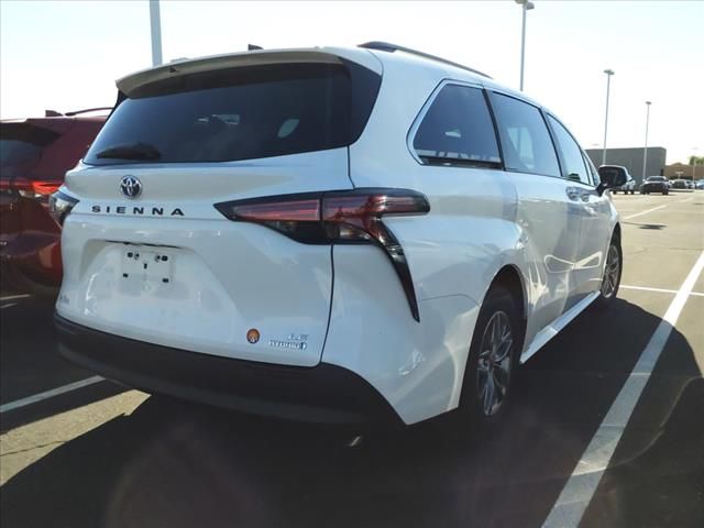 2022 Toyota Sienna LE