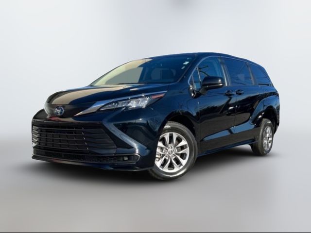 2022 Toyota Sienna LE