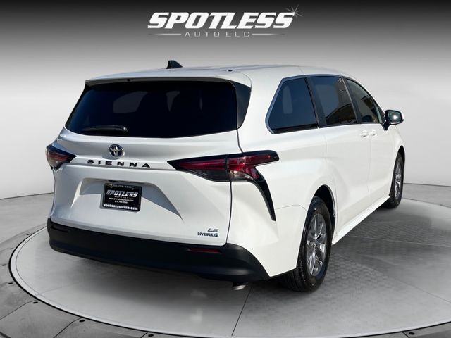 2022 Toyota Sienna LE