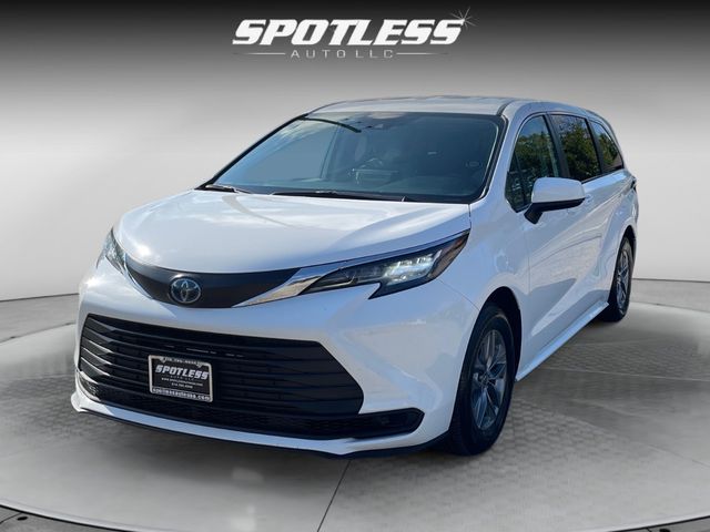 2022 Toyota Sienna LE