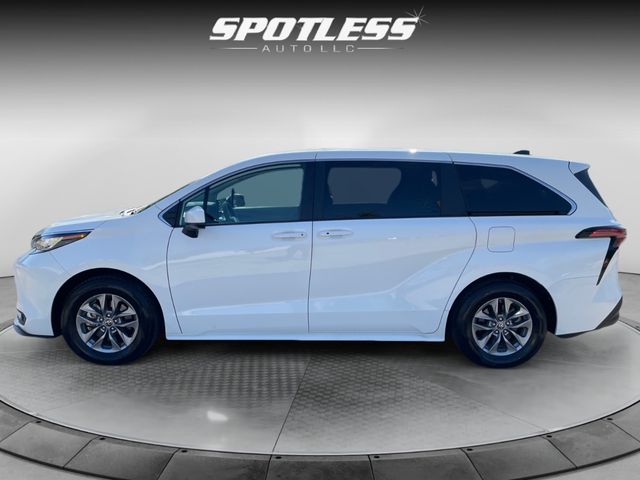 2022 Toyota Sienna LE