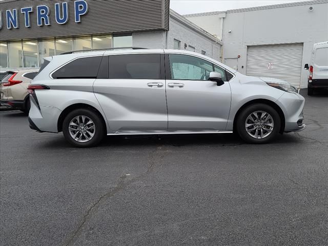 2022 Toyota Sienna LE