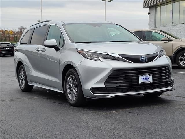 2022 Toyota Sienna LE