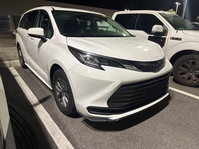 2022 Toyota Sienna LE