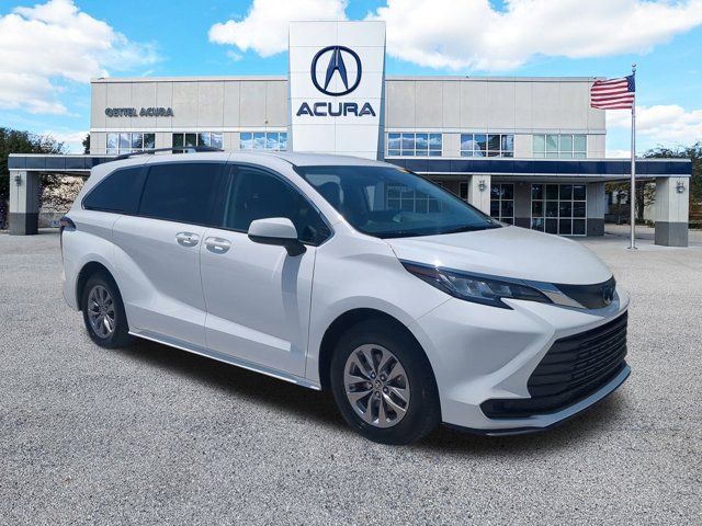 2022 Toyota Sienna LE