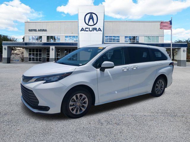 2022 Toyota Sienna LE