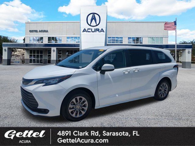 2022 Toyota Sienna LE