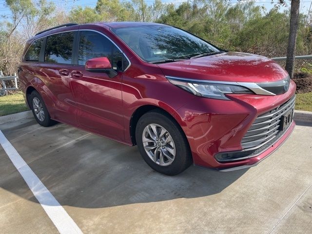 2022 Toyota Sienna LE