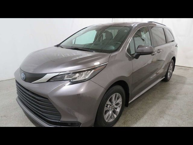 2022 Toyota Sienna LE