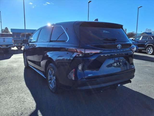 2022 Toyota Sienna LE