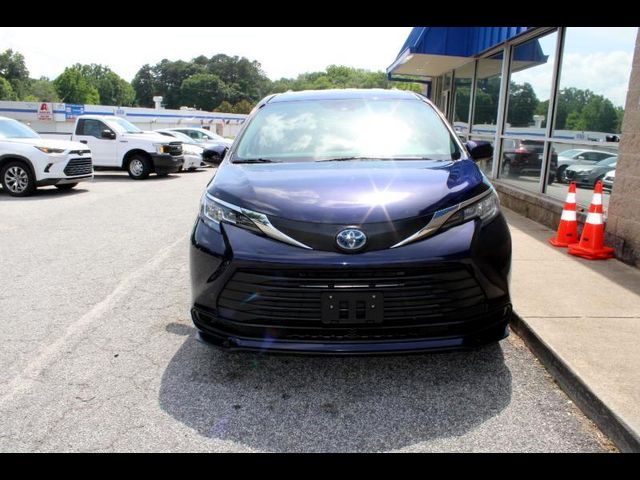 2022 Toyota Sienna LE