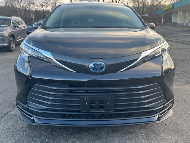 2022 Toyota Sienna LE