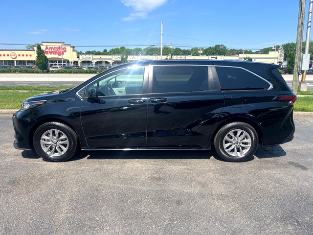 2022 Toyota Sienna LE