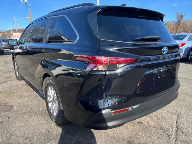 2022 Toyota Sienna LE