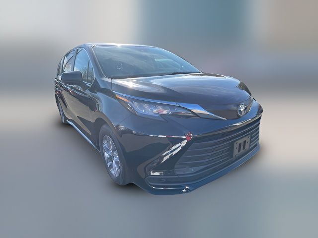 2022 Toyota Sienna LE