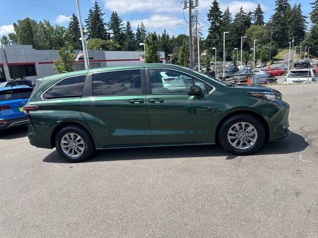 2022 Toyota Sienna LE