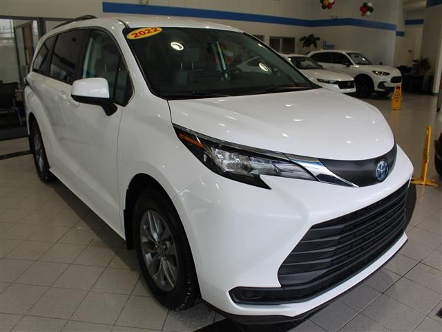 2022 Toyota Sienna LE