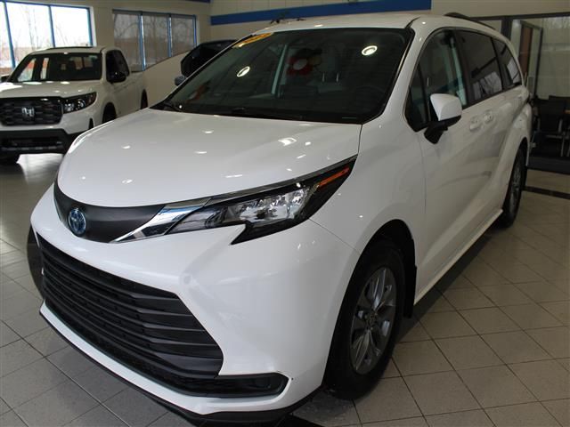 2022 Toyota Sienna LE