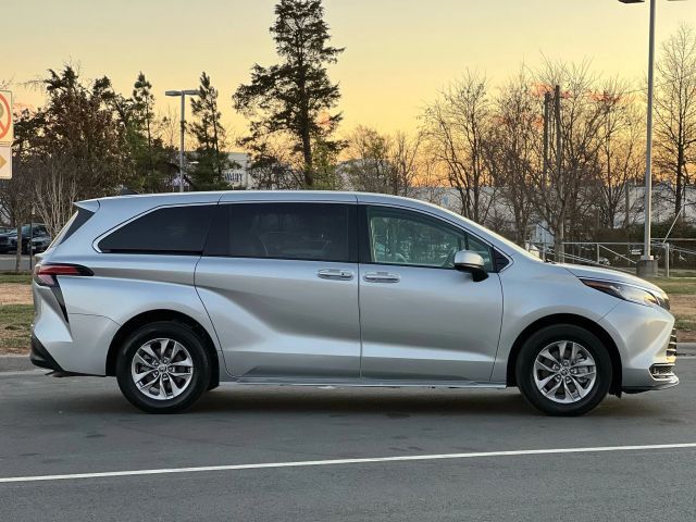 2022 Toyota Sienna LE