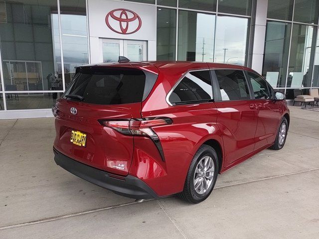 2022 Toyota Sienna LE