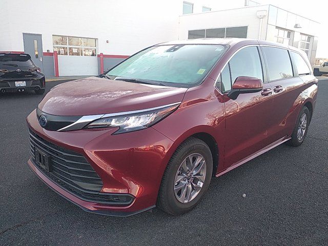 2022 Toyota Sienna LE