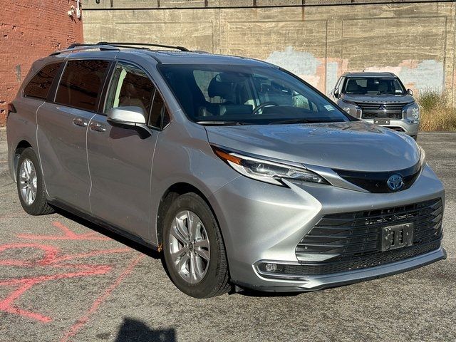 2022 Toyota Sienna Platinum