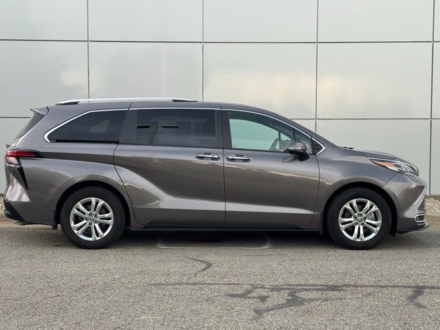 2022 Toyota Sienna Platinum