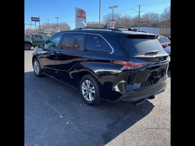 2022 Toyota Sienna XLE Woodland Edition