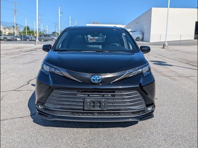 2022 Toyota Sienna XLE Woodland Edition